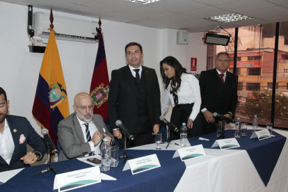 Anuncio. El perito Roberto Meza Niella presentó ayer al equipo que le acompañará durante el trabajo en el país.