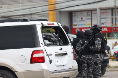Peritos de la Policía Nacional analizaron el vehículo que fue destruido por los impactos de bala y el choque dado.