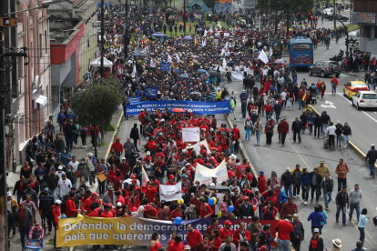 Los simpatizantes de Guillermo Lasso caminan de El Arbolito a la Asamblea.
