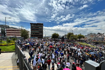 Cada vez más simpatizantes de Lasso llegan hasta a la Asamblea.