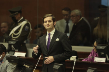 Asambleísta Esteban Torres durante su intervención en la sesión qué se lleva a cabo el juicio político al presidente Guillermo Lasso.