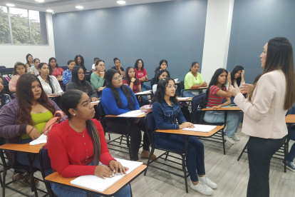 Estudiantes se benefician de becas para acceder a las universidades.