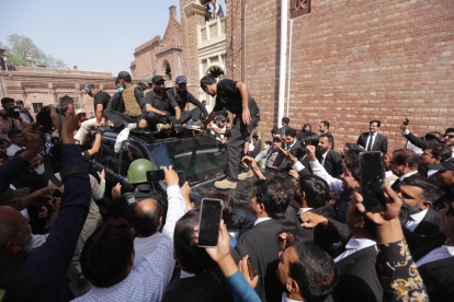 Seguidores del ex primer ministro escoltan en Lahore (Pakistán) a su líder Imran Khan y su esposa Bushra Bibi a su llegada ante el tribunal tras un controvertido arresto con violencia.