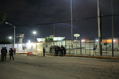 Policías de la Secretaria de Seguridad Ciudadana (SSC) vigilan hoy en las afueras del Centro Varonil de Reinserción Social (Cevareso) de Santa Martha Acatitla, en Ciudad de México (México).