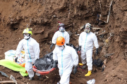 Los equipos especializados levantan los cuerpos encontrados.
