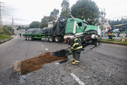 Tráfico. La avenida fue cerrada por casi tres horas hasta limpiar todo.