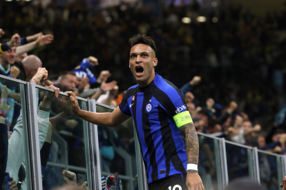 Milan (Italy), 16/05/2023.- Inter Milan"s Lautaro Martinez celebrates after scoring the 1-0 goal during the UEFA Champions League semi-final second leg soccer match between FC Inter and AC Milan, in Milan, Italy, 16 May 2023. (Liga de Campeones, Italia) EFE/EPA/MATTEO BAZZI