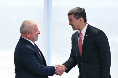 El presidente de Brasil, Luiz Inácio Lula da Silva (izq.), saluda el presidente electo de Paraguay, Santiago Peña, durante una reunión en el Palacio del Planalto, hoy en Brasília