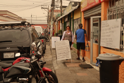 Los peatones tienen problemas para transitar por las veredas.
