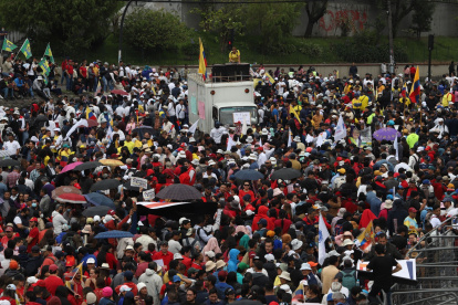 Quienes asistieron vieron la ponencia del presidente Lasso a través de pantallas gigantes