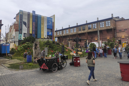 Vista de la feria "Café, Libros y Objetos Retro", una de las mayores de Leópolis, que vuelve tras suspenderse temporalmente por la guerra.