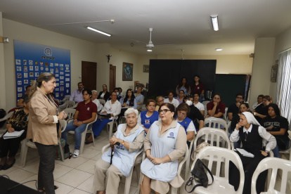 Presencia. La mañana de ayer se convocó al primer grupo de organizaciones con el que se trabajará en la primera de tres fases del programa. Janeth Campoverde (izq.) explica alcances del proyecto.