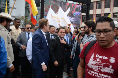 Acción. El ministro Esteban Bernal fue uno de los que arengó a los simpatizantes que llegaron a los exteriores de la Asamblea.