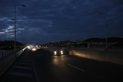 Situación. Al caer la noche, las luminarias que se levantan por el lado de Guayaquil no encienden desde hace algunos meses. La comunidad espera una intervención.
