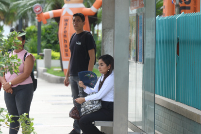 Los abanicos, al igual que los paraguas, se han convertido en la moda obligada en Guayaquil.