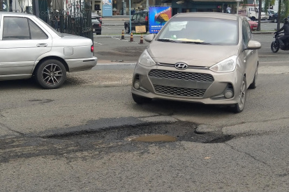 Este es uno de los huecos que causan molestias en Las Monjas, en Urdesa.