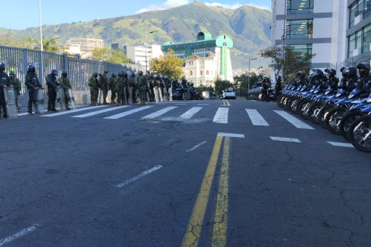El personal del legislativo fue desalojado desde la madrugada. Todos los accesos al Legislativo están custodia