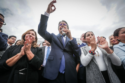 Guillermo Lasso en los exteriores de la asamblea.