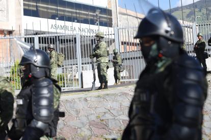Cientos de policías y militares permanecen en los exteriores e interiores del recinto legislativo.