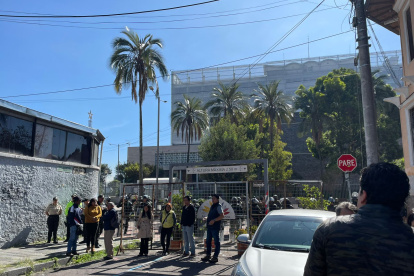 Trabajadores en los exteriores del Legislativo.