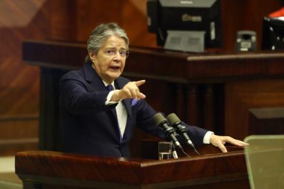 El presidente de Ecuador, Guillermo Lasso, interviene durante un juicio político de censura en su contra hoy, en la sede de la Asamblea Nacional, en Quito (Ecuador).