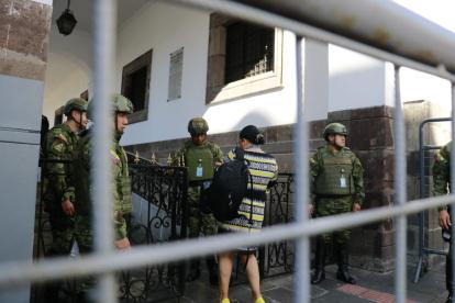 El Palacio de Carondelet se encuentra militarizado, igual que la asamblea nacional.