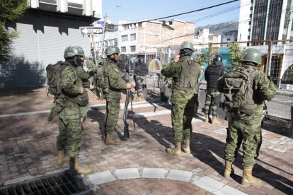 Quito.- El exterior de la Asamblea Nacional está militarizada este miércoles 17 de mayo de 2023.