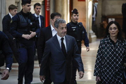 -El expresidente francés Nicolas Sarkozy (C) llega al juzgado de París, Francia, el 17 de mayo de 2023.