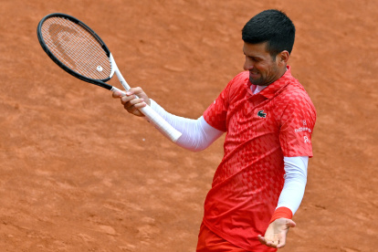 Rome (Italy), 17/05/2023.- Novak Djokovic of Serbia in action during his men"s quarter final round match against Holger Rune of Denmark (not pictured) at the Italian Open tennis tournament in Rome, Italy, 17 May 2023. (Tenis, Dinamarca, Italia, Roma) EFE/EPA/ETTORE FERRARI