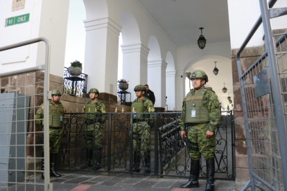 Los alrededores del Palacio de Carondelet permanecen custodiados por militares