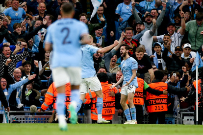 Bernardo Silva del Manchester City (R) celebra con sus compañeros de equipo después de anotar el gol 2-0 durante las semifinales de la Liga de Campeones de la UEFA, partido de fútbol de vuelta entre el Manchester City y el Real Madrid en Manchester, Gran Bretaña, el 17 de mayo de 2023.