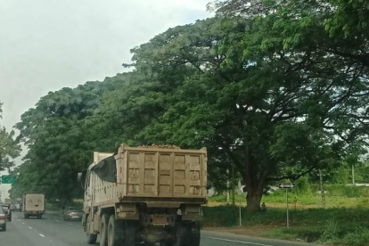 Los habitantes de vía a la costa ya han denunciado que, tras llevar la tolda mal colocada, las piedras que trasnportan los camiones saltan sobre los autos.
