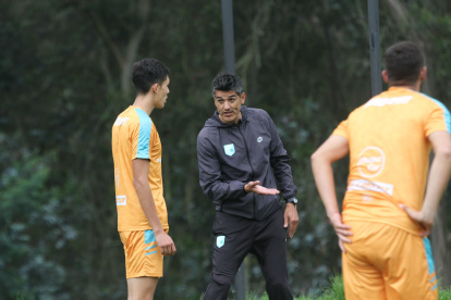 Norberto Araujo (c) se encarga de preparar la estrategia defensiva del Cumbayá. Da consejos a los jugadores sobre ubicación y forma de marcar a los rivales.