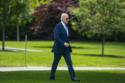 El presidente de los Estados Unidos, Joe Biden, camina por el Jardín Sur de la Casa Blanca.