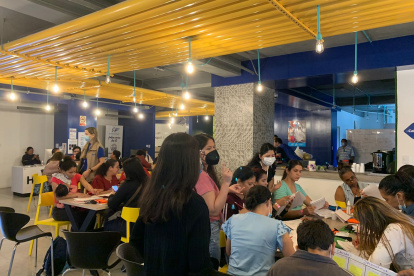 Actividad. Varias personas en uno de los eventos de Girls in Tech Ecuador.