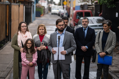 Fotografía cedida por presidencia de Chile del presidente, Gabriel Boric (c), durante una rueda de prensa, hoy en Santiago (Chile). El presidente de Chile, Gabriel Boric, dijo este miércoles que "no validará un perdonazo" a las aseguradoras privadas de salud, conocidas como Isapres, y aseguró estar "disponible para escuchar las alternativas" que plantean para solucionar la crisis que enfrentan y cumplir el fallo que las obliga a pagar una millonaria deuda a sus clientes por cobros excesivos desde 2019. EFE/ PRESIDENCIA DE CHILE / NO VENTAS/ SOLO USO EDITORIAL / CREDITO OBLIGATORIO