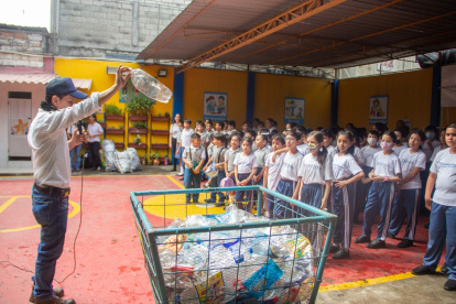 Los estudiantes recolectaron cientos de botellas plásticas.