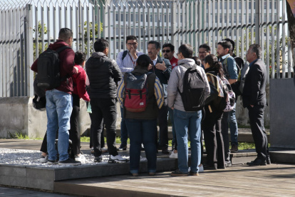 Exfuncionarios en los exteriores de la Asamblea.