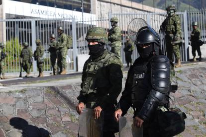 La presencia de militares contribuyó a mantener el orden la mañana que se decretó la muerte cruzada, este miércoles.