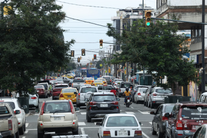 Congestión. Una de las vías que se congestiona en segundos es la calle Tulcán, por la falta de sincronización de un semáforo.