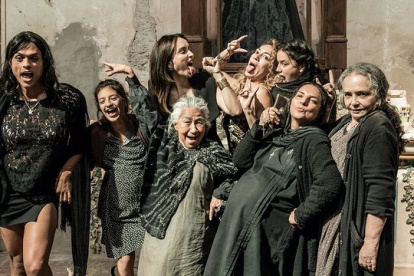 En su papel de Mari, Ana de la Reguera es la perfecta esposa figureti y fifí.