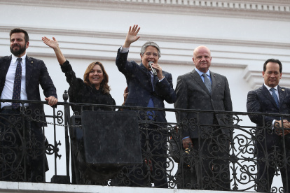 El presidente de Ecuador, Guillermo Lasso, junto a su esposa, María de Lourdes Alcívar (c-i), y su vicepresidente,  Alfredo Borrero (c-d), entre otros, habla ante sus simpatizantes desde el balcón presidencial, el 16 de mayo.