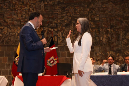 Juramento. Tras mocionar a Racines y recibir el apoyo unánime de los concejales electos, el alcalde de Quito tomó el juramento de la nueva vicealcaldesa del Cabildo quiteño