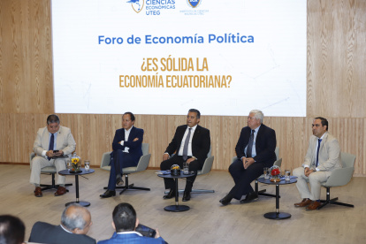 Foro. Analistas económicos, invitados por la UTEG, analizaron los efectos de la muerte cruzada en la economía.