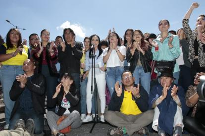 Pronunciamiento. Los exasambleístas del correísmo se concentraron ayer para dar una declaración oficial.