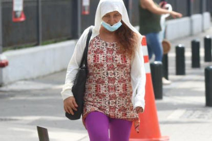 Por los solazos, algunas mujeres se parecen a las de Medio Oriente, improvisan sus burkas.