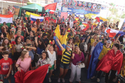 El evento incluyó desfile de banderas y una amplia oferta gastronómica de más de 15 países.