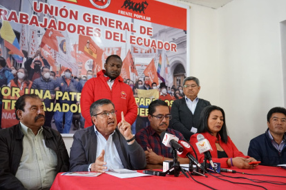 José Villavicencio, presidente de la UGTE junto a otros dirigentes de trabajadores del FUT se refiere a la posición de los gremios frente al decreto de muerte cruzada.