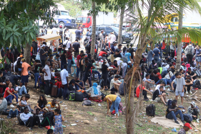 Migrantes permanecen en un puesto de control mientras esperan soluciones a su situación migratoria hoy, en Tapachula (México). Cientos de migrantes varados en la frontera sur de México denunciaron este martes que las autoridades mexicanas les han bloqueado el paso para transitar por el país rumbo a la frontera con Estados Unidos. EFE/Juan Manuel Blanco