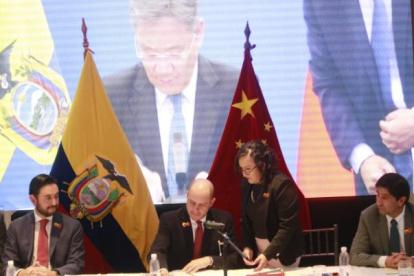 El ministro Prado, durante la firma del acuerdo con China.